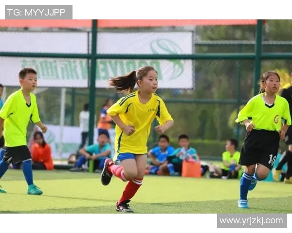 中国足球女球星风采展现 从场上到场下的精彩瞬间