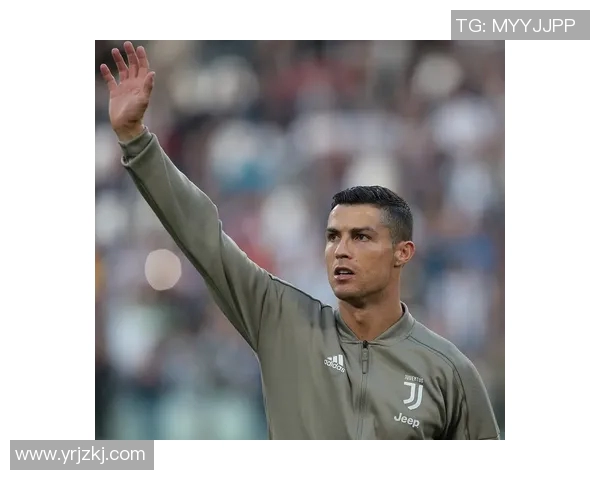 当足球巨星绽放笑容时那一刻点亮了赛场与球迷心灵 当足球巨星绽放笑容时那一刻点亮了赛场与球迷心灵